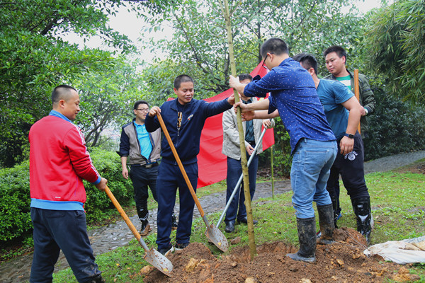 图二：种树多人扶.jpg